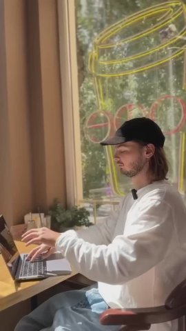 Иногда нам кажется, что в половина народу в Кофемании тоже только делает вид, что обсуждает распилы, откаты и схематозы…