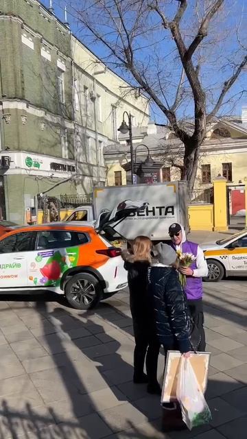 В честь 8 марта каршеринг Ситидрайв раздает в цветы в городах России