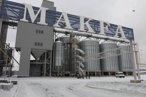 Чем отличается коррупция в частной и государственной компании? В частной — либо закрывают глаза и не выносят сор из избы, либо неохотно заводят дело по статье «коммерческий подкуп». А на госпредприятии, выпускающем стратегически значимую продукцию, кажется, будет пожестче…