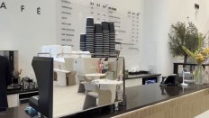 Вот тут подают забавный ответ — зачем одежный ритейл открывает кафе у себя в заведениях (включая законодателей, вроде Юникло)?