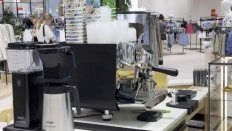 Вот тут подают забавный ответ — зачем одежный ритейл открывает кафе у себя в заведениях (включая законодателей, вроде Юникло)?