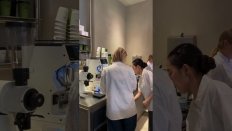 Вот тут подают забавный ответ — зачем одежный ритейл открывает кафе у себя в заведениях (включая законодателей, вроде Юникло)?