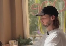 Иногда нам кажется, что в половина народу в Кофемании тоже только делает вид, что обсуждает распилы, откаты и схематозы…