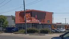 В Нижнем поставили свой угловой фасад, по типу как у нас в Сити только на каком-то амбаре на задворках