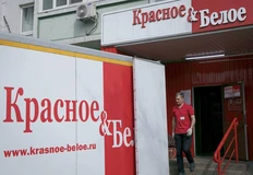 🤓Дизайнер требует признать авторство логотипа, размещенного над каждым вторым подъездом в стране