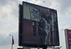 🤓Pidilite Industries (индийская компания по производству клеев) была вынуждена снять билборд с рекламой клея Fevicol, где изображался переполненный поезд