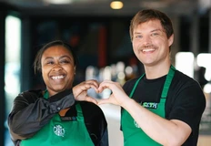 😂Американские СМИ сообщают, что в рамках масштабных планов генерального директора Starbucks Брайана Никкола по возрождению упавшего в цене бренда будет проводиться обновление дресс-кода персонала