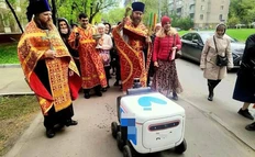 🤔Это что-то новенькое. Священник Храма Благовещения Богородицы в Петровском парке (тот самый, где настоятелем был легендарный батюшка Дмитрий Смирнов) окропил святой водой робота доставщика Яндекс Лавки (судя по логотипу на борту)