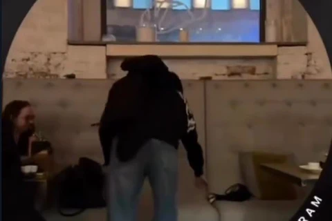 🤓Персонал мужественно убивает крысу в подвальном помещении ресторана1